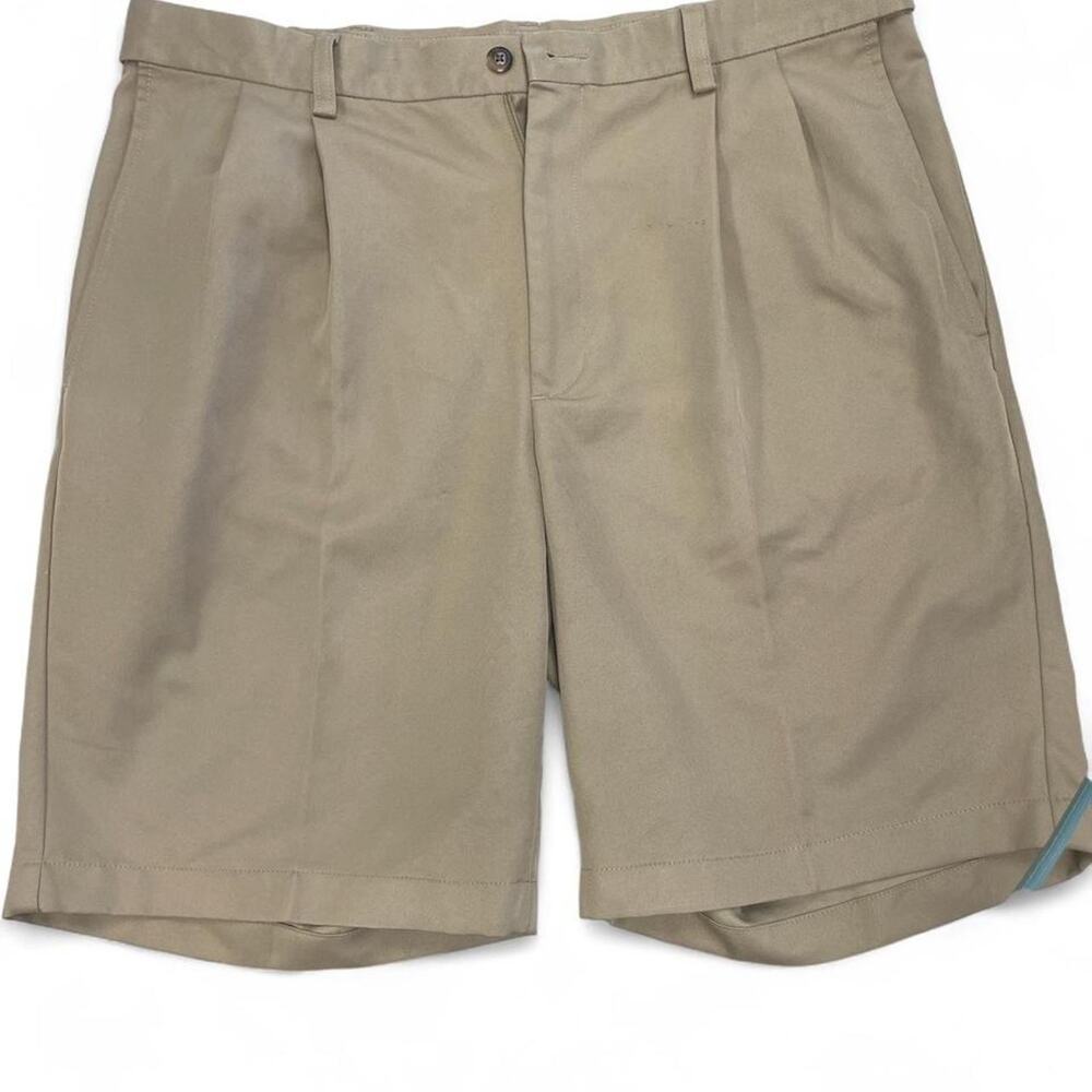 A.Tan pleated shorts
